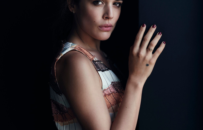 Instant singulier issu de l'ombre avec la magnifique Adriana Ugarte. Cannes 2016. © Thomas Laisné / Getty Images