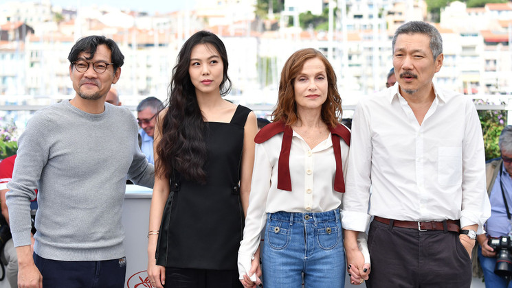 Jung Jinyoung, Kim Min-hee, Isabelle Huppert and Hong Sang-soo -  Keul-le-eo-ui ka-me-la (Claire's Camera) © Alberto Pizzoli / AFP