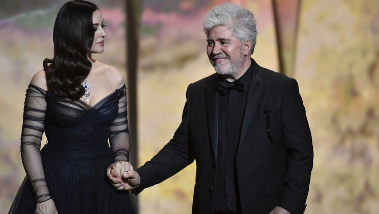 Monica Bellucci and Pedro  Almodóvar - Opening Ceremony © Alberto Pizzoli / AFP