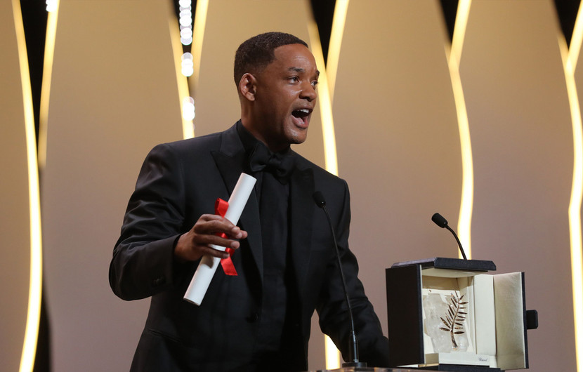 Will Smith avec le Prix du 70e Anniversaire attribué à Nicole Kidman © Valery Hache / AFP