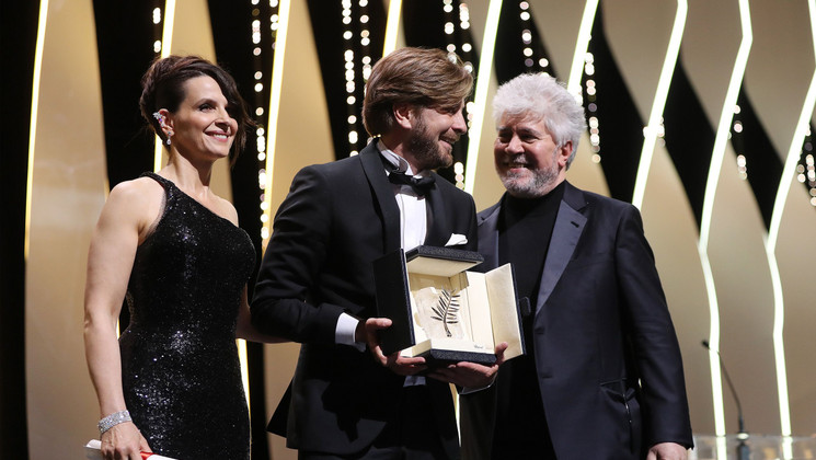 Ruben Östlund, Palme d'or - The Square -Juliette Binoche and Pedro Almodóvar © Valery Hache / AFP