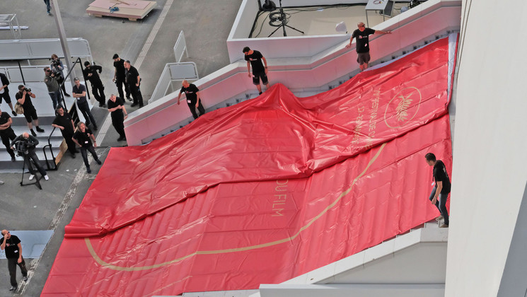 Installation of the official poster © Eliott Piermont / FDC