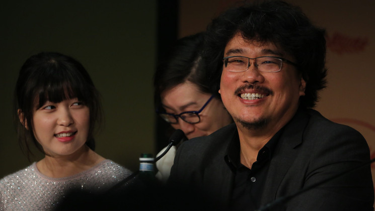 Ahn Seo-Hyun and Bong Joon Ho - Okja © Mathilde Petit / FDC