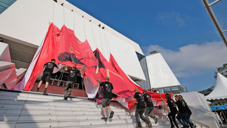 Installation of the official poster © Mathilde Petit / FDC