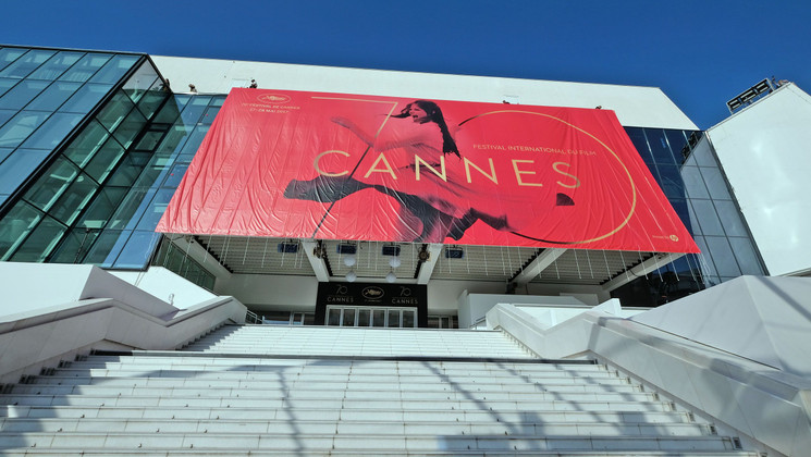 Installation of the official poster © Mathilde Petit / FDC