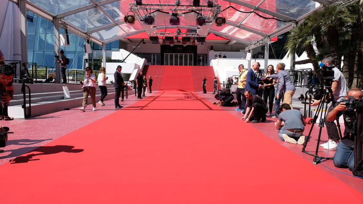 Installing the Red Carpet © Mathilde Petit / FDC