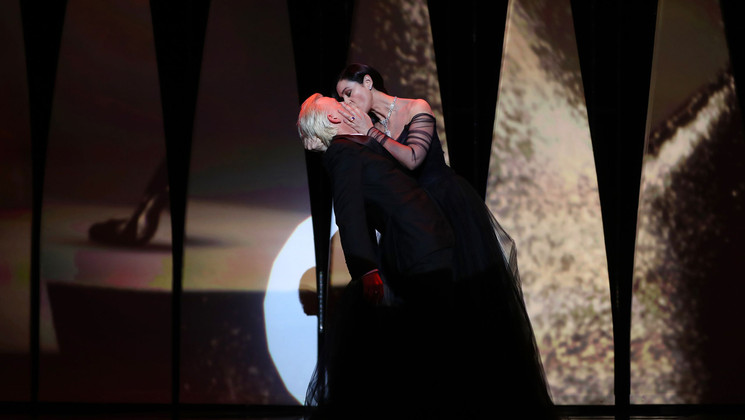 Alex Lutz and Monica Bellucci, Opening Ceremony © Valery Hache / AFP