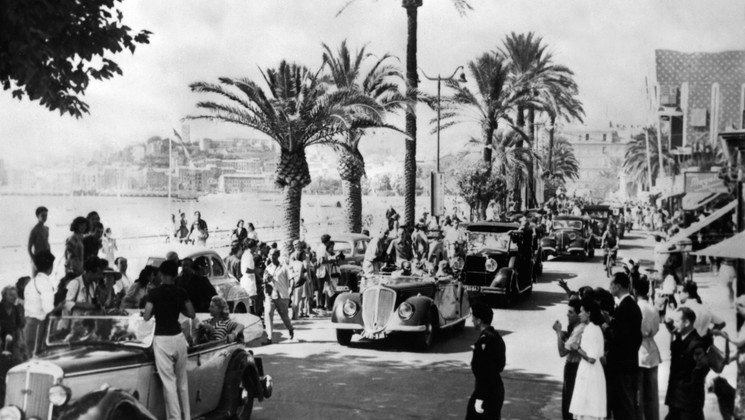 Film Stars Parade along the Croisette © AFP
