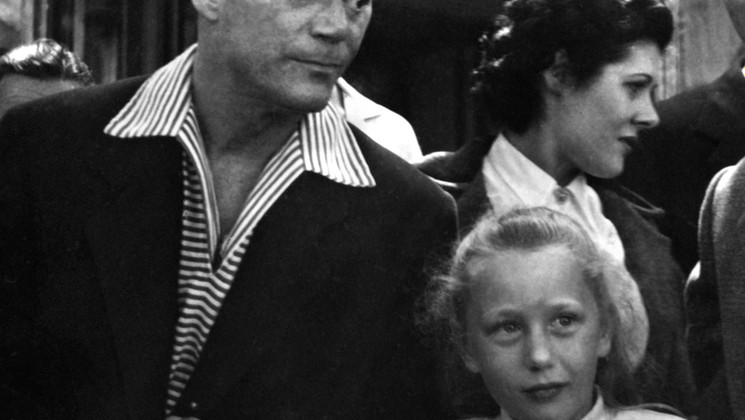 Eddie Constantine, Brigitte Fossey © AFP