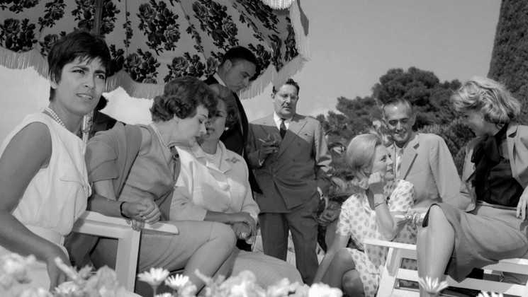 Irène Papas, Edwige Feuillère, Michèle Morgan, Yvette Labrousse, la Begum, Simone Renant, Gérard Oury, Léon Zitrone © STF / AFP