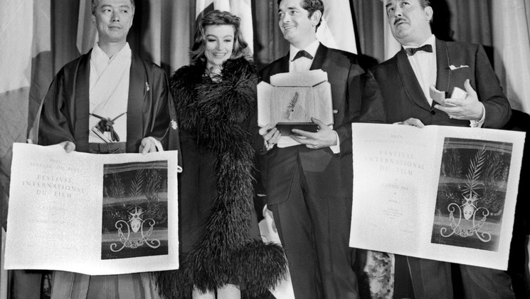 Hiroshi Teshigahara, Special Jury Prize - Suna no Onna ,  Jacques Demy, Grand Prix -  Les Parapluies de Cherbourg, Saro Urzi, Award for Best Actor Ex Aequo - Sedotta e Abbandonata, Anouk Aimée © STAFF / AFP