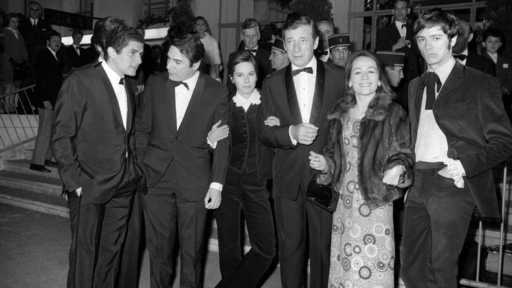 Claude Lelouch, Robert Hossein, Geraldine Chaplin, Yves Montand, Annie Girardot, Peter McEnery © STAFF / AFP
