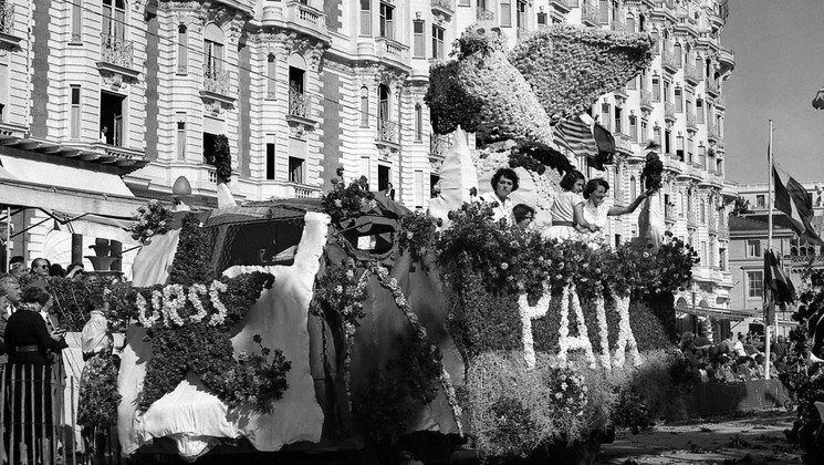Flower Parade - USSR Float © AFP