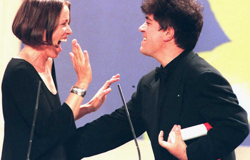 Pedro Almodóvar hands the Best Director Award to Frances McDormand in the absence of her husband Joel Coen for his film Fargo © Patrick Hertzog / AFP
