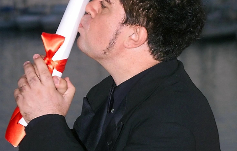 Pedro Almodóvar poses for photographers after he received the Best director Award of the 52nd Festival de Cannes © Michel Gangne / AFP