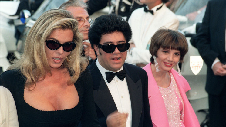 Pedro Almodóvar, membre du Jury Longs métrages, arrive accompagné de Victoria Abril et Bibi Andersen pour la montée des marches de la Cérémonie d'ouverture du 45e Festival de Cannes © Mario Goldman / AFP