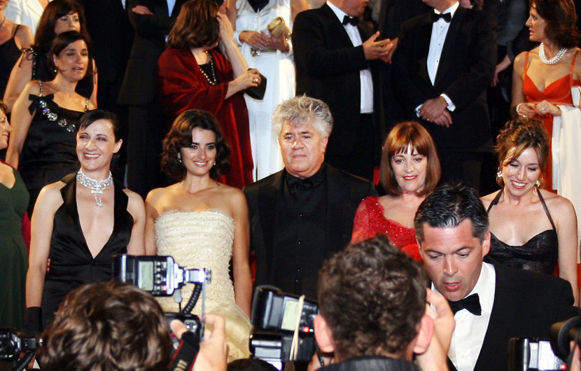 Pedro Almodóvar poses with his cast, Spanish actresses Blanca Portillo, Penelope Cruz, Carmen Maura, and Lola Duenas at the premiere of his film "Volver" © Pascal Guyot / AFP
