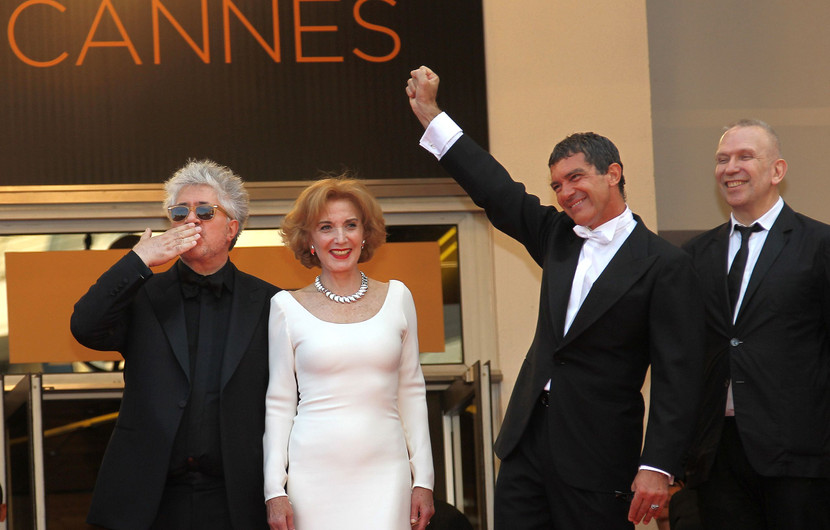 Pedro Almodóvar, Marisa Paredes and  Antonio Banderas pose on the red carpet before the screening of "La Piel Que Habito" © François Guillot / AFP