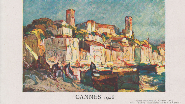 Une des couvertures du programme journalier du Festival International du Film 1946 : chaque jour, le programme des prochaines 24 h est illustré par une date importante du cinéma, ce jour-là, la naissance du Festival est mise à l’honneur. © FDC
