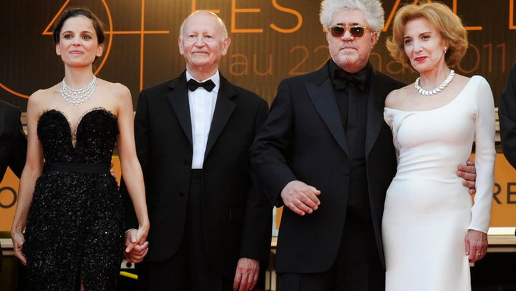 Elena Anaya, Gilles Jacob, Pedro Almodovar, Marisa Paredes - Montée des Marches - La Piel Que Habito © FIF/Aurore Maréchal