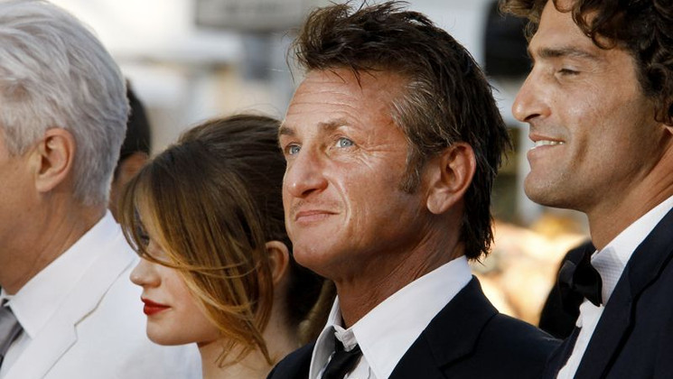 Eve Hewson, Sean Penn, Liron Levo - Montée des Marches - This Must Be The Place © AFP