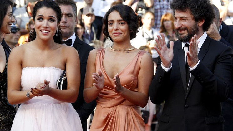 Sabrina Ouazani, Hafsia Herzi, Radu Mihaileanu - Montée des Marches - La Source des Femmes © AFP