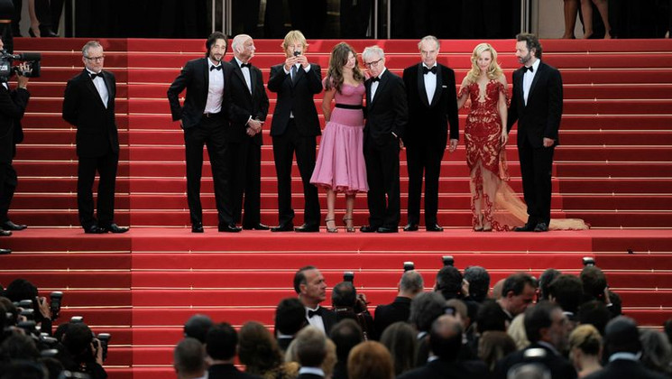 Equipe du film Midnight in Paris, Thierry Fremaux, Gilles Jacob, Frederic Mitterrand - Montée des Marches © AFP
