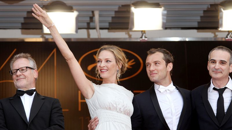 Thierry Frémaux, Uma Thurman, Jude Law, Olivier Assayas - Montée des Marches © AFP