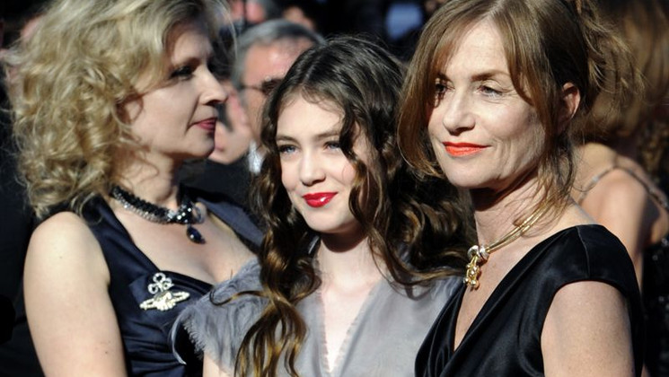 Eva Ionesco, Anamaria Vartolomei, Isabelle Huppert - Red Steps © AFP