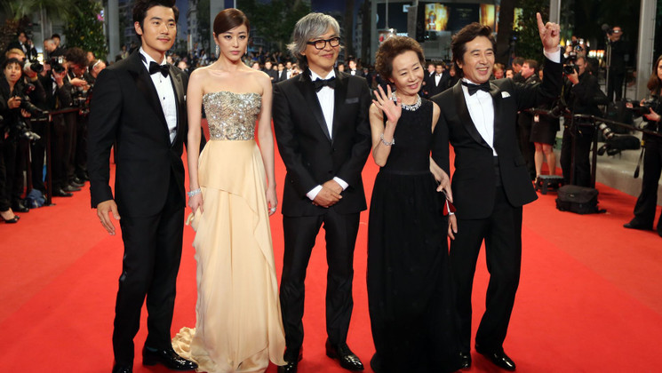 Equipe du film - Montée des marches - Do-Nui Mat (L'Ivresse de l'argent) © AFP