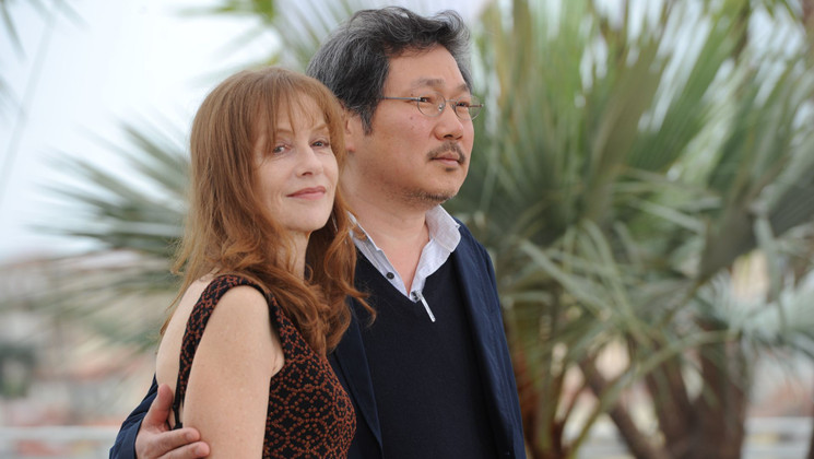 Isabelle Huppert, Hong Sangsoo - Photocall - Da-Reun Na-Ra-E-Suh (In Another Country) © FIF/GT
