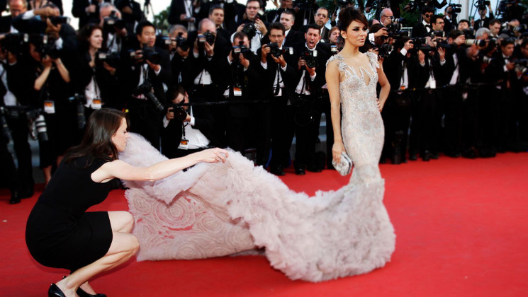 Every detail counts for Eva Longoria to be perfect in front of the photographers’ flash lights