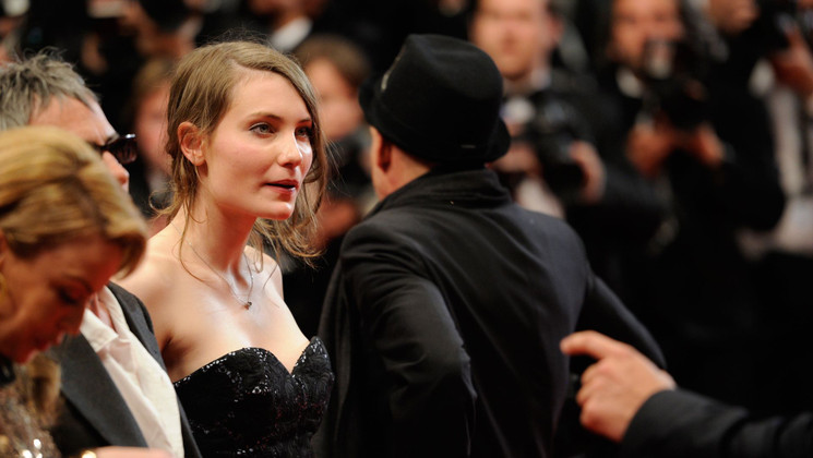 Elise Lhomeau - Montée des marches - Holy Motors © FIF/LF