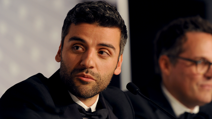 Oscar Isaac receives the prize in the name of Ethan et Joel Coen - Photocall - Grand Prix © FDC / L. Otto-Bruc