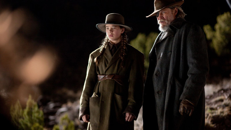 Hailee Steinfeld alias Mattie Ross et Jeff Bridges alias Marshal Reuben J. « Rooster » Cogburn dans True Grit © DR