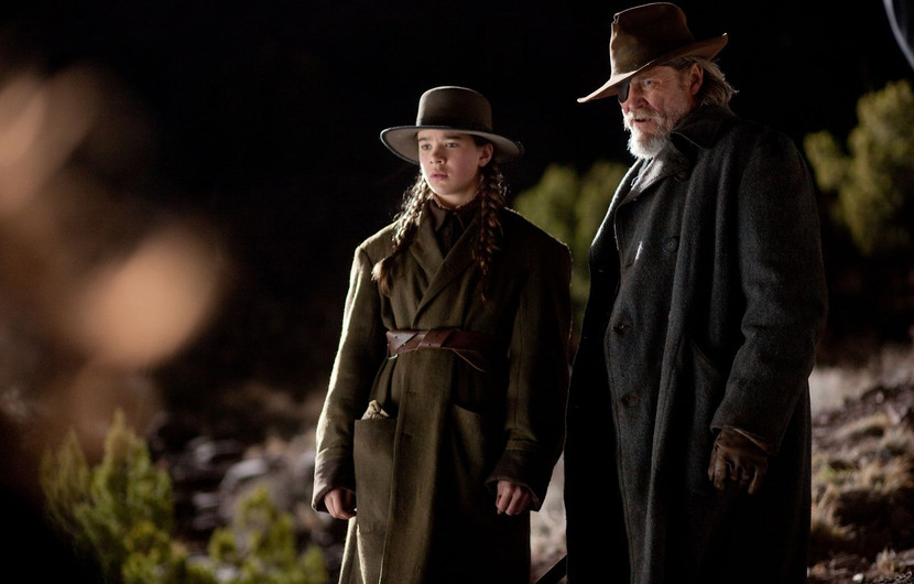Hailee Steinfeld alias Mattie Ross et Jeff Bridges alias Marshal Reuben J. « Rooster » Cogburn dans True Grit © DR