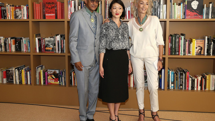  Fleur Pellerin, Abderrahmane Sissako & Dora Bouchoucha - Remise des médailles de Commandeur de l'Ordre des Arts et des Lettres  © GettyImages / Andreas Rentz