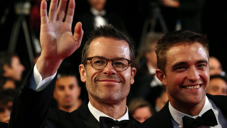 Guy Pearce et Robert Pattinson - Montée des marches - The Rover © AFP / L. Venance