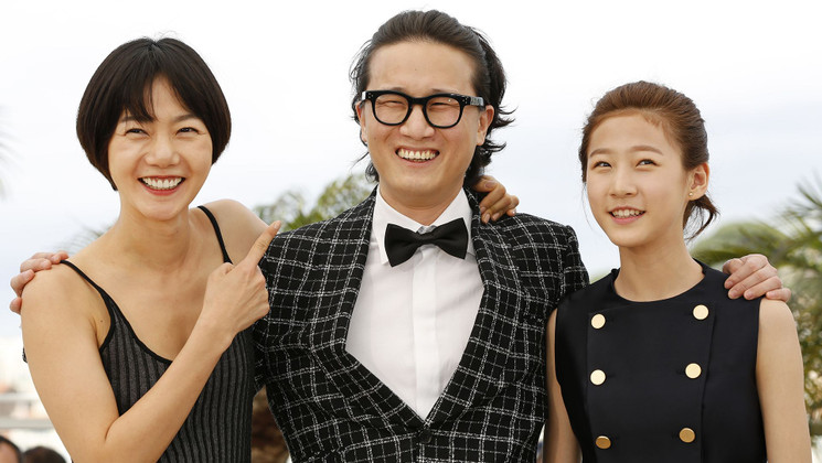 Doona Bae, Song Sae Byuk and Kim Sae Ron - Photocall - Dohee-ya (A Girl at my Door) © FDC / M. Petit