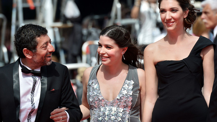 Kamel Abdelli, Héloïse Godet et Zoé Bruneau - Montée des marches - Adieu au langage © AFP / A. Pizzoli