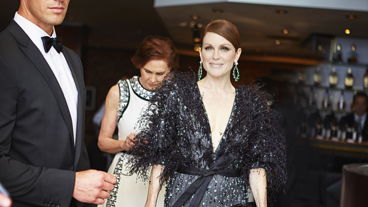 Julianne Moore, éblouissante, se rend à la cérémonie d'ouverture, où elle va récupérer son prix d'interprétation pour Maps to the stars © Theodora Richter