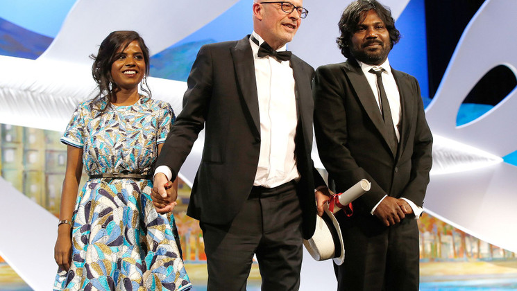Kalieaswari Srinivasan, Jacques Audiard, Jesuthasan Antonythasa - Palme d'or - Dheepan © AFP / Valery Hache