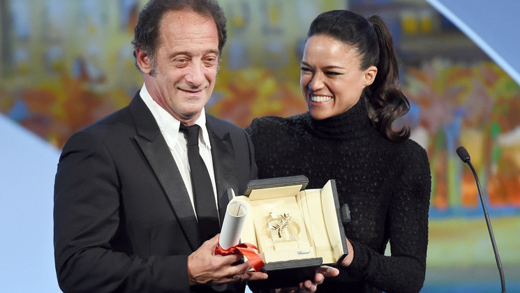 Vincent Lindon et Michelle Rodriguez - Prix d'interprétation masculine - La Loi du Marché © AFP / Anne-Christine Poujoulat