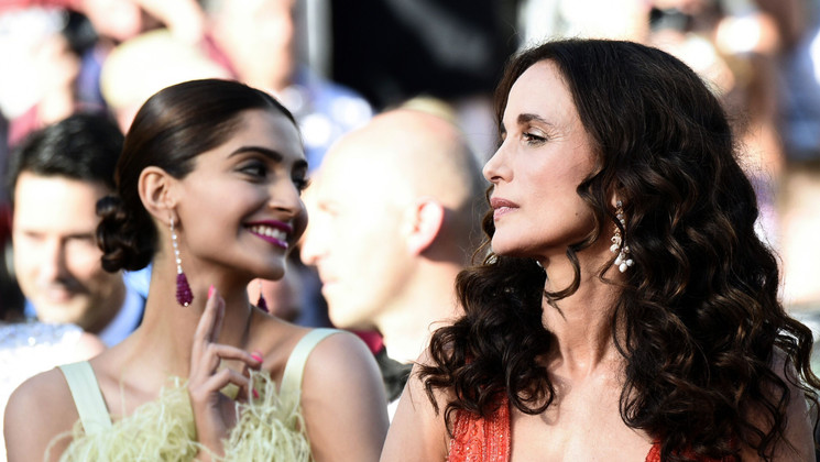 Sonam Kapoor & Andie MacDowell  - Red carpet © AFP / Loic Venance