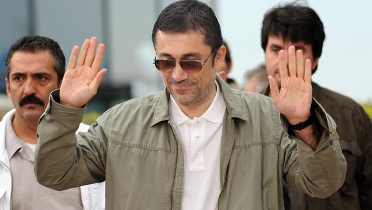 Nuri Bilge Ceylan arriving on the photocall of his 'Three Monkey ' film © AFP