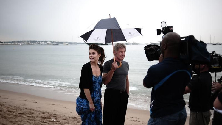Harrison Ford walking on the Beach. © AFP