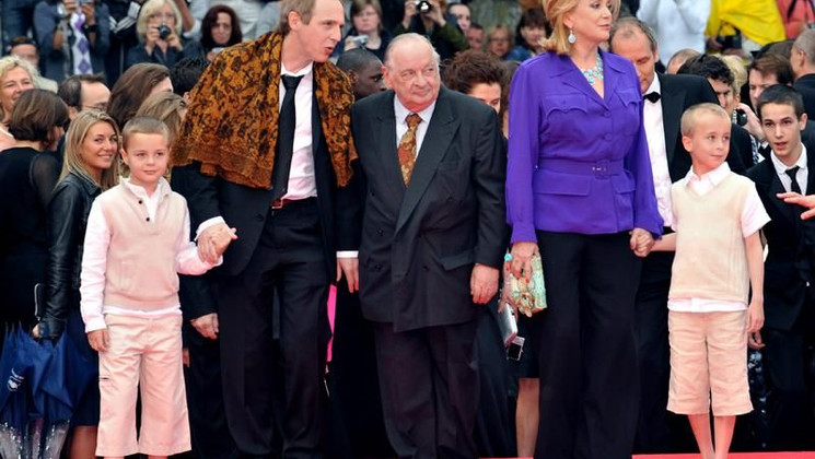 Arnaud Desplechin, Jean-Paul Roussillon and Catherine Deneuve, Climbing of the Steps of the film A Christmas Tale © AFP