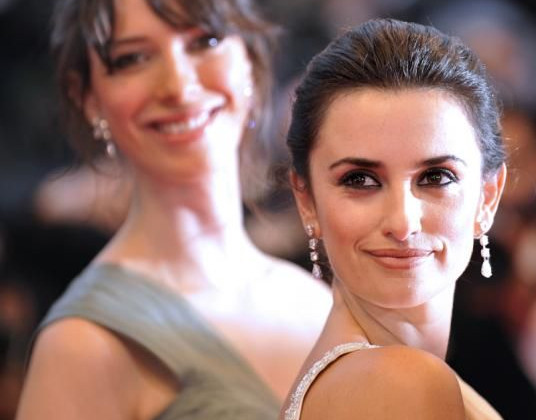 Rebecca Hall and Penelope Cruz, Climbing of the Steps of the film Vicky Cristina Barcelona © AFP