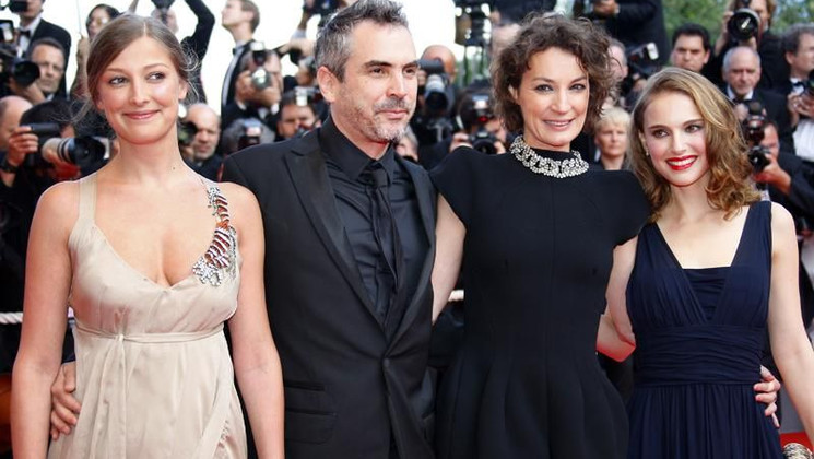 Alexandra Maria Lara, Alfonso Cuaron, Jeanne Balibar and Natalie Portman, Climbing Steps of the film Indiana Jones © AFP