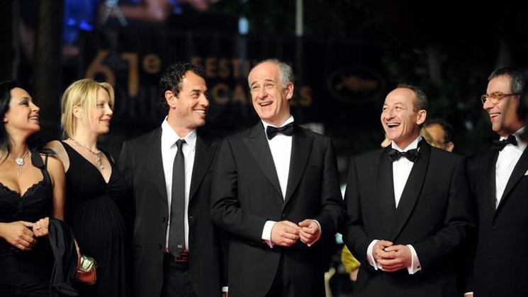 Matteo Garrone entouré de l'équipe de son film Gomorra. © AFP